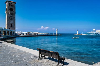 Bu bir bech Rhodes liman Yunanistan bakıyor.