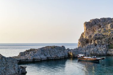 Gözlerden uzak bir Yunan Harbour bir yelkenli achored picute bu.