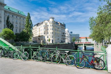 Bu bir köprü ralling Viyana Tuna Nehri üzerinde kilitli olan bicyles grubudur