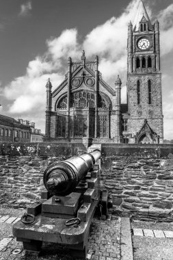 Derry'nın eski topları Guildhall bakan surların üzerinde biri siyah beyaz fotoğrafı bu. Bu 1600 's içinde orijinal kullanılan toplar durring kuşatma oldu.