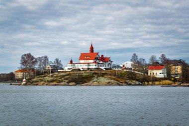 Luoto Adası limanında Helsinki, Finlandiya, baharın başlangıcı bu. Eski bir beyaz parlak kırmızı çatı ile bina olduğunu