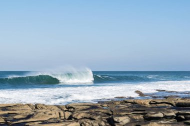 Bu kayalık sahil üzerine çökmesini dalgaları bir resmi vardır