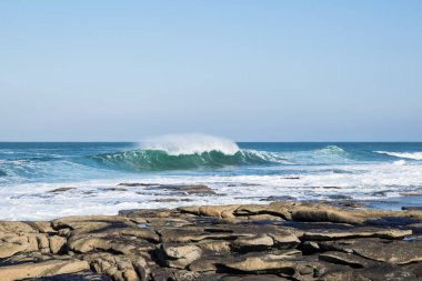Bu kayalık sahil üzerine çökmesini dalgaları bir resmi vardır