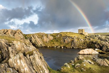 Bu bir gökkuşağı Donegal'İrlandalı kıyısında bir resmi vardır