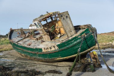 Düşük gelgit Donegal İrlanda terk balıkçı teknesi