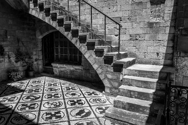 Retrato Preto Branco Uma Jarda Corte Edifício Medieval Cidade Velha — Fotografia de Stock