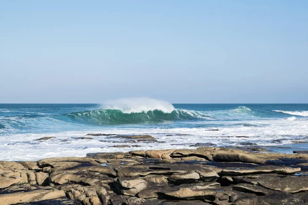 Bu kayalık sahil üzerine çökmesini dalgaları bir resmi vardır