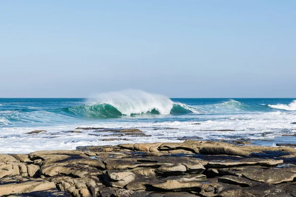 Dit Een Foto Van Vastlopen Golven Een Rotsachtige Kust — Stockfoto