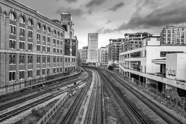 Dit Een Zwart Wit Foto Van Meerdere Spoorwegen Samenvoegen Samen — Stockfoto