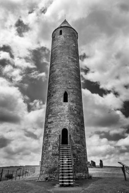 Bu ilçe Fermanagh, İrlanda için Devenish adada eski manastır yuvarlak kulenin bir resmi vardır. Isalnd 1000 yıllık eski bir manastırın kalıntıları vardır