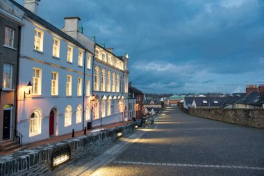 Resmini kanata ünlü Derry City walls evler..