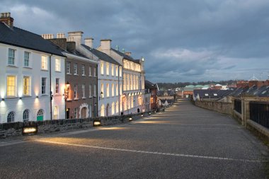 Resmini kanata ünlü Derry City walls evler..