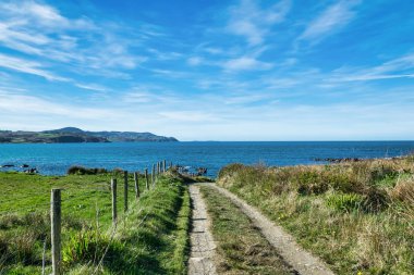Arka planda dağlar ile bir mavi denize giden eski bir patikadan. Bu resim Culdaff, Donegal İrlanda çekildi