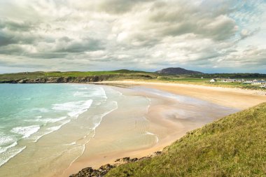 Leenankeel plaj Donegal İrlanda Urris Dağları'nın altındaki bu. Bir geniş ve Milano düşük tide, kumlu plaj