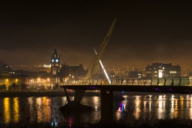 Derry'nın barış Köprüsü gece resmini.