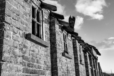 Bu ise eski bir terk tuğla bina siyah beyaz fotoğrafı vardır