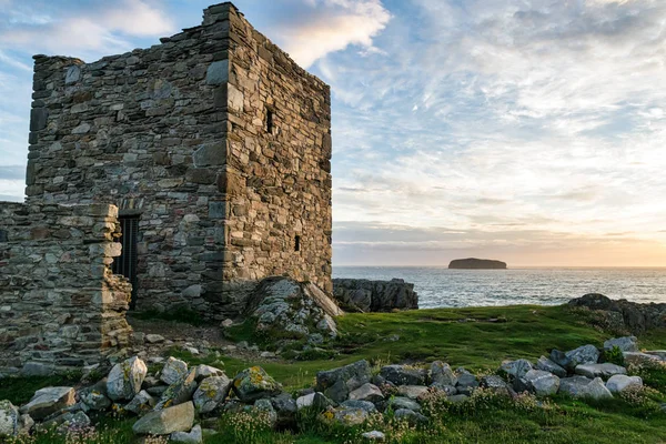 这是多内加尔爱尔兰的面团岛城堡 这幅画是在日落前拍摄的 — 图库照片