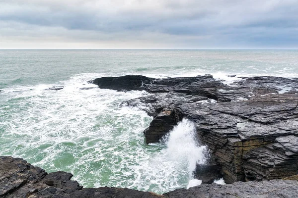 Olas Rompiendo Una Costa Rocosa Irlanda —  Fotos de Stock