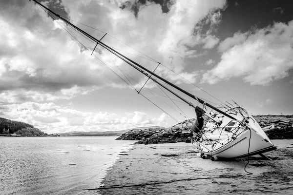 Fekete Fehér Kép Egy Vitorlás Hajót Víz Apálykor Oldalán — Stock Fotó