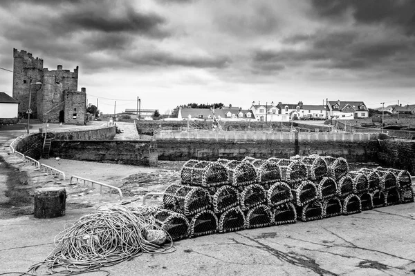 在爱尔兰斯莱德港堆积的龙虾壶黑白照片 — 图库照片