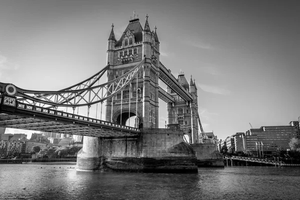 这是一张黑白照片的塔桥伦敦标志性土地标志之一 — 图库照片