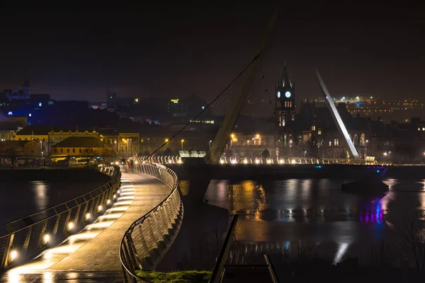 A picture of Derry\'s Peace Bridge at night.