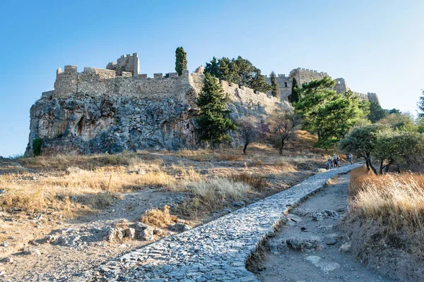 Thi olduğunu Bu eğrileri eski taş yol yol Akropol Lindos Rodos Yunan Adası kadar. Eşekler kişi kaleye çekmek.