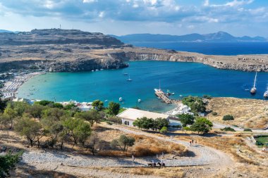 Lindos bay Rodos Yunan Adası üzerinde görülmektedir. Forground eşekler kaleye gitmem için kullanın kıvrımlı taş yolu görebilirsiniz