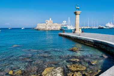 Ünlü Yunan Adası Rodos Rodes şehrin eski liman girişinde bu