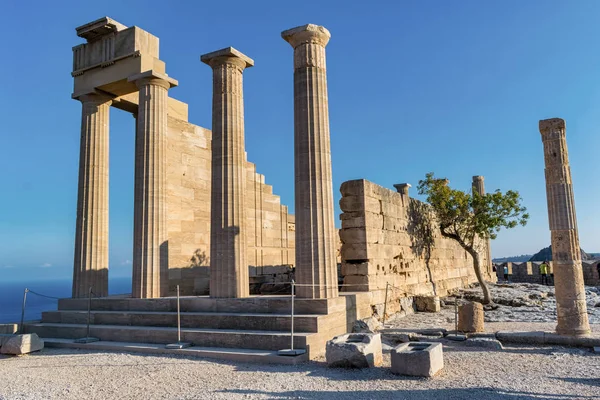 Bu bir resmi Akropolis'in Yunan anceit kalıntıları Rhodes Lindos köyü inceliyorlar.