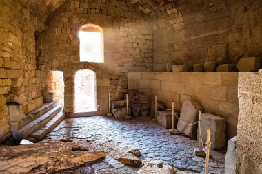 Bir ortaçağ kalesi Rodos Yunanistan bir odasında bir picute bu. İçinde taş pencere creats ışık saçan çok atmosferik bir sahne ışık.