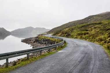 Bu sabah sisin içinde bir kıvrımlı dağ gölü yol bir resmi vardır. Bu lake Gölü tuz denir ve Donegal İrlanda bulunur