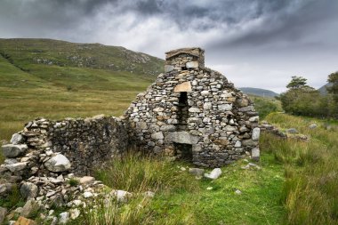 Bu kıtlık sayfiye Donegal İrlanda kalıntıları bir resim. çok sayıda ev bir diğerlerinden ayrılmış parça Dağları nın abondon köyünde biri.