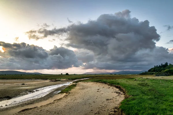 这是在多内加尔爱尔兰的 Fahan 海滩拍摄的 云彩看起来像棉花糖在黄昏颜色 — 图库照片