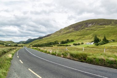 Bu kırsal köy yolunda İrlandalı Dağları aşarak bir resmi vardır. Donegal, İrlanda çekildi.