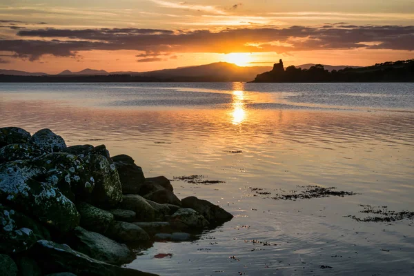 这是港湾 Swilly 多内加尔爱尔兰日落时的照片 远处有寸城堡的剪影 — 图库照片