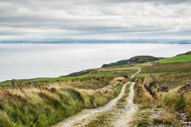 Donegal, İrlanda moorland üzerinden uzak kıyı iz