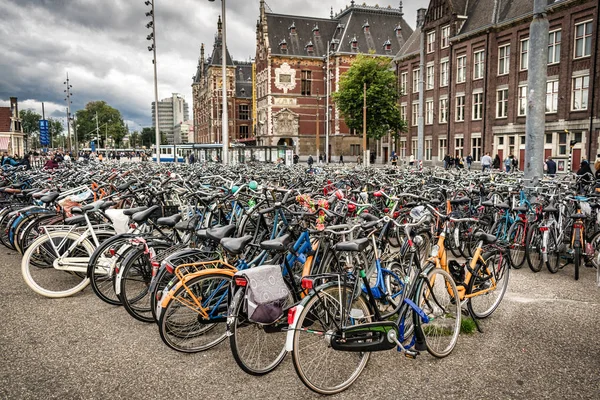 Bu hundres Amsterdam Tren İstasyonu dışında kilitli bisiklet bir resmi vardır