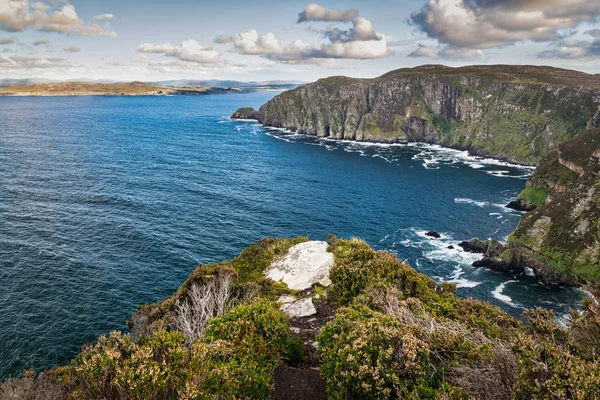 这是一个图片的海崖在角头在多内加尔爱尔兰 — 图库照片