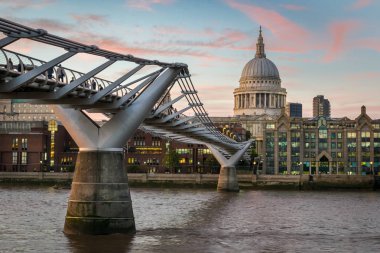 Bu gün batımında Millennium Köprüsü ve St Paul's Katedrali'nden Londra'da bir resmi vardır