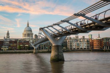 Bu gün batımında Millennium Köprüsü ve St Paul's Katedrali'nden Londra'da bir resmi vardır