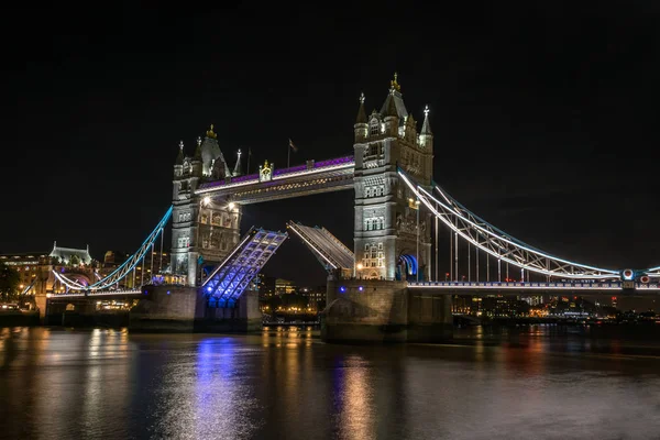 这是伦敦塔桥的图片 晚上都亮着 — 图库照片