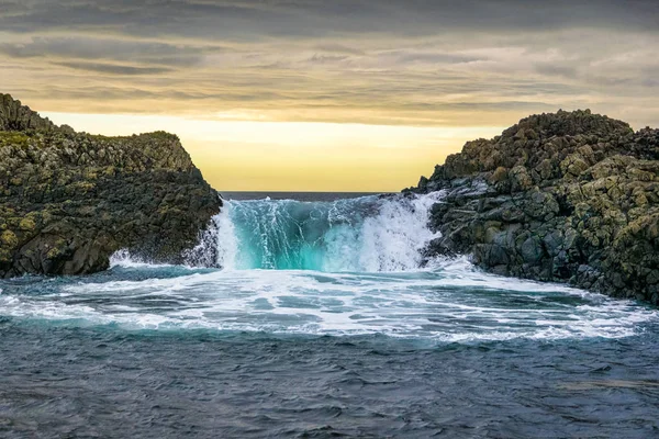 Esta Una Imagen Una Ola Salpicando Rocas Mar Atardecer —  Fotos de Stock
