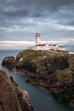 Bu Kuzey Sahil Donegal İrlanda Fanad deniz feneri bir resmi vardır. Bu gün batımından önce çekildi