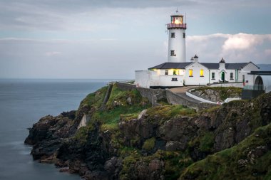 Bu Kuzey Sahil Donegal İrlanda Fanad deniz feneri bir resmi vardır. Bu gün batımından önce çekildi