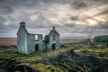 Doengal dağlar eski bir İrlandalı çiftlik evde ruines'den