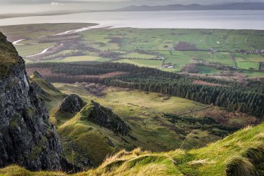 Binevenagh dağın uçurumun üzerinden dışarı görülmektedir. Norhern İrlanda'çekildi