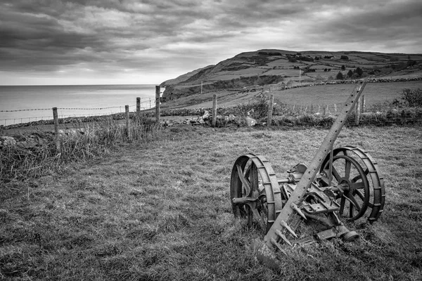 Een Vintage Stuk Landbouwgereedschap Roesten Een Veld Ierland Deze Foto — Stockfoto