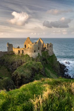 Bu Kuzey İrlanda'Dunluce kale kalıntıları bir resmi vardır. 13. yüzyılda Atlantik Okyanusu bakan bir deniz cliff üstüne inşa edildi