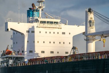 Bir resmini gioca gelen bir kargo gemisi.